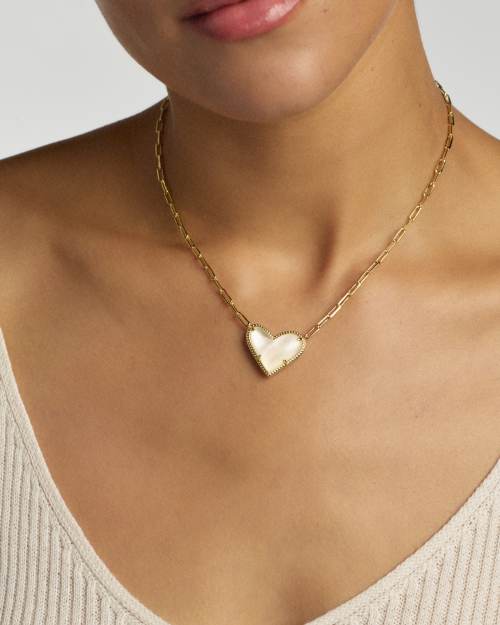  Ari Heart Statement Short Pendant Necklace